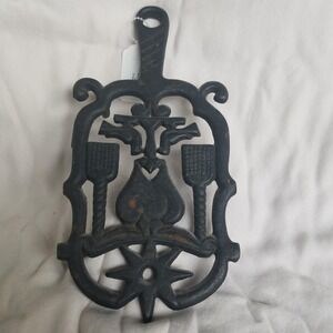 Vintage Wilton Cast Iron Trivet doves brooms Kitchen Décor Wall Hanging‎